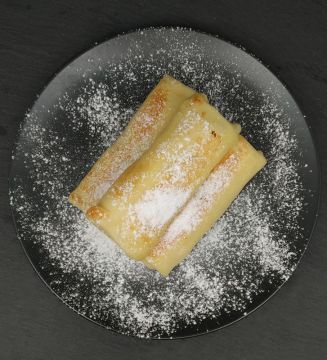 Млинці з сиром та полуницею