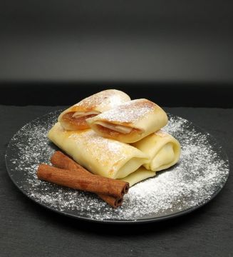 Млинці з карамелізованим яблуком
