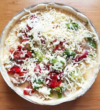 Кіш з куркою та овочами