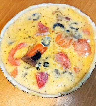 Кіш з лососем шпинатом та помідорами