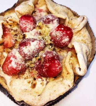 Пиріг з яблуками та полуницею