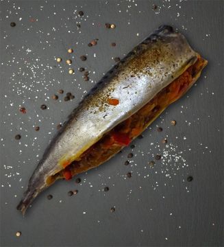 Скумбрія фарширована з овочами