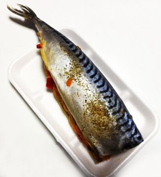 Скумбрія фарширована з овочами