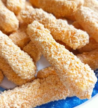 Сирні палички у паніровці