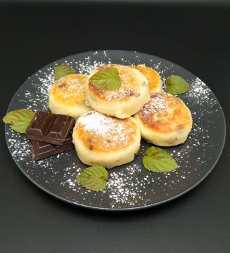Творожні сирники з шоколадом