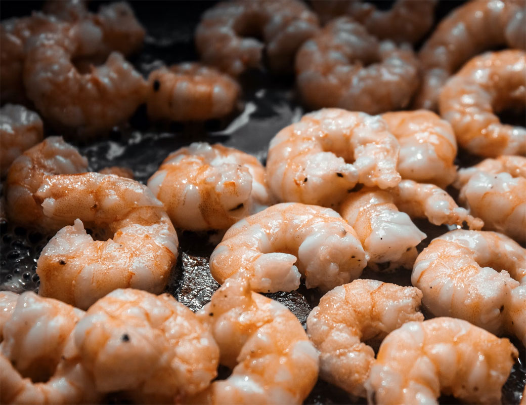 До новорічного столу: сирні ялинки з креветками на крекерах – для великої компанії