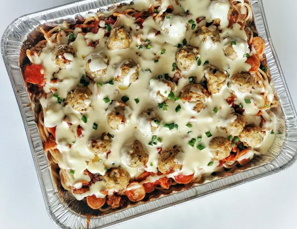 Як краще подавати фрикадельки смажені чи тушковані у вершково-грибному соусі