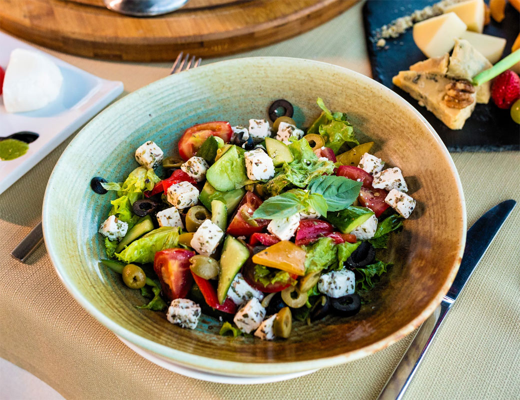 Рецепт грецького салату з кус-кусом: корисна страва середземноморської кухні