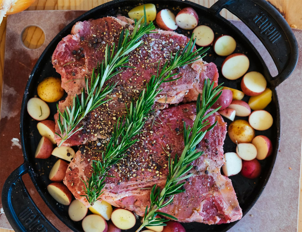 Запечене м'ясо з картоплею в духовці: рецепт з фото та покроковою інструкцією