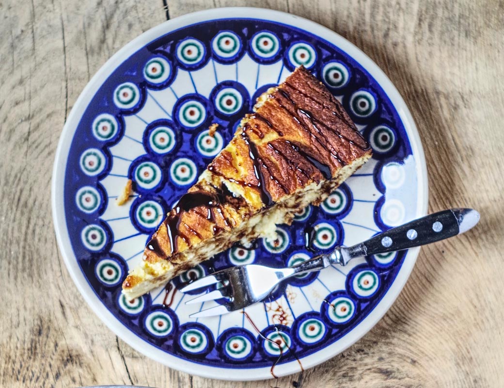 Паска запечена з кисломолочного сиру з родзинками, цукатами та пісочним печивом