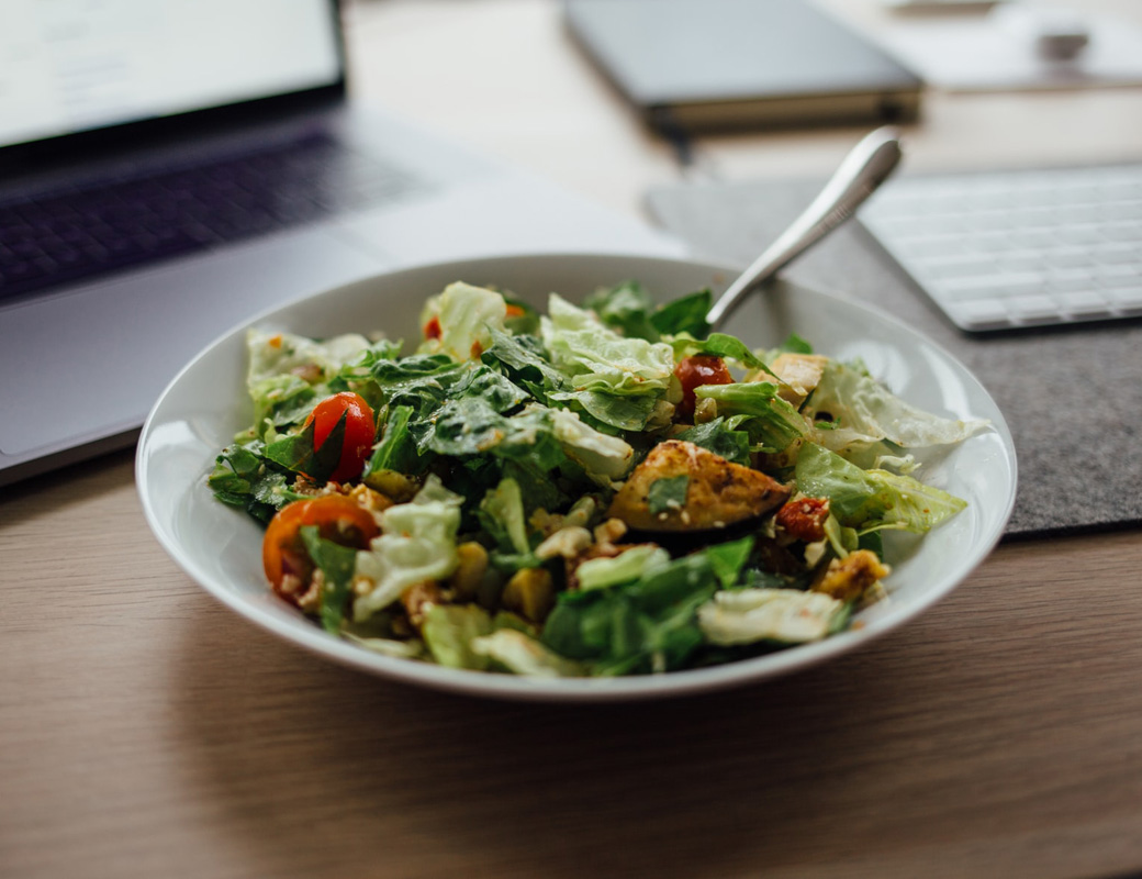 Салат «Айсберг» з маслинами та яйцем під медовою заправкою