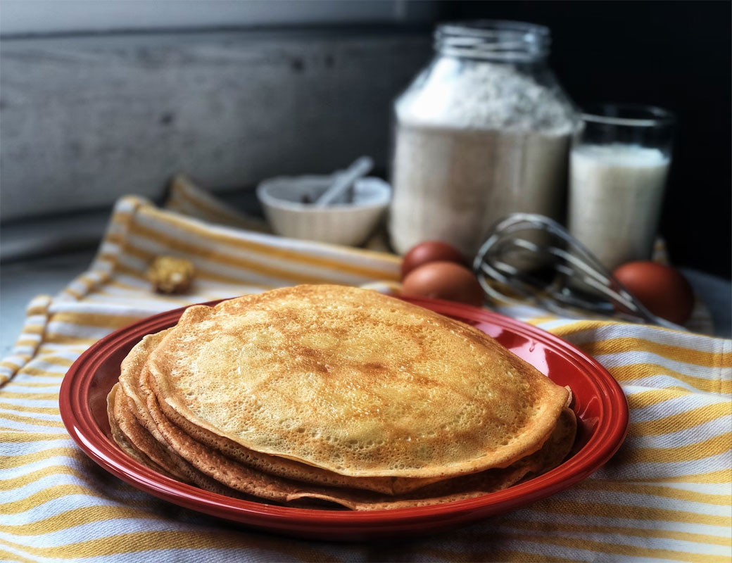 Готуємо на Масляну млинцевий торт зі сметанним кремом та чорницею – рецепт