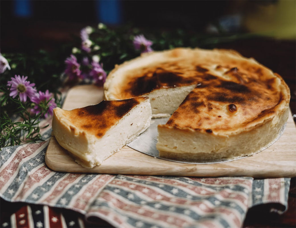 Класична сирна запіканка з манкою та родзинками: смачна, ароматна та правильна запіканка з сиру