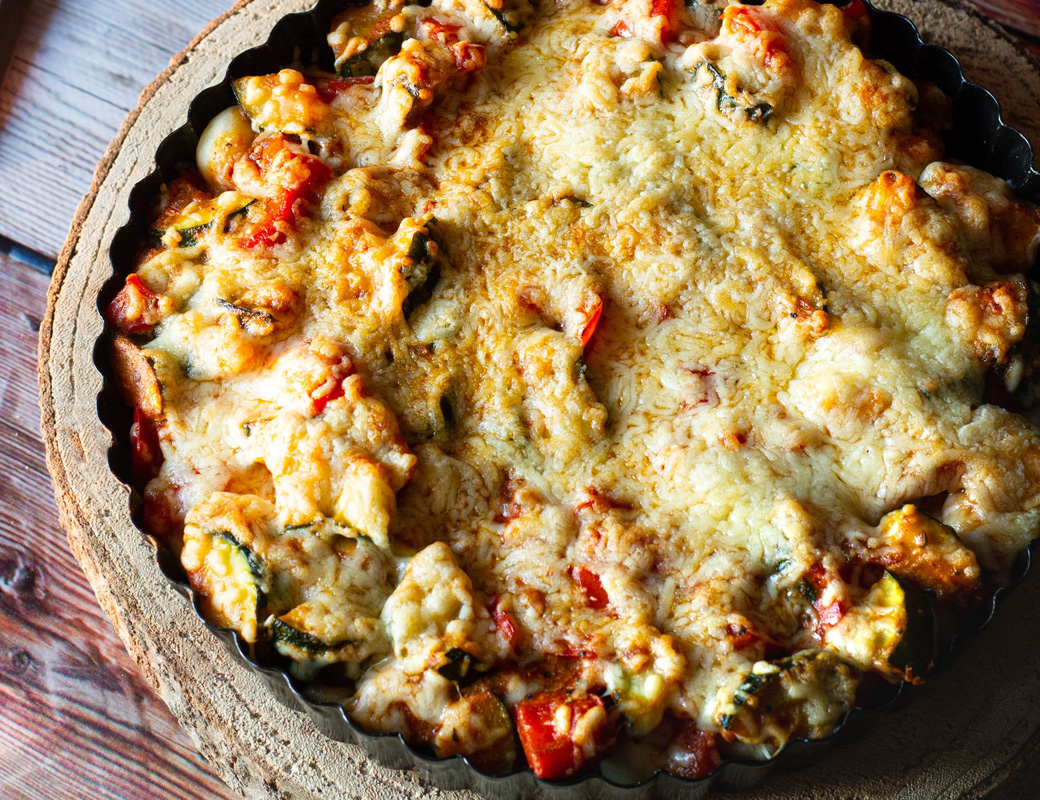 Запіканка з ковбасою та грінками під сиром