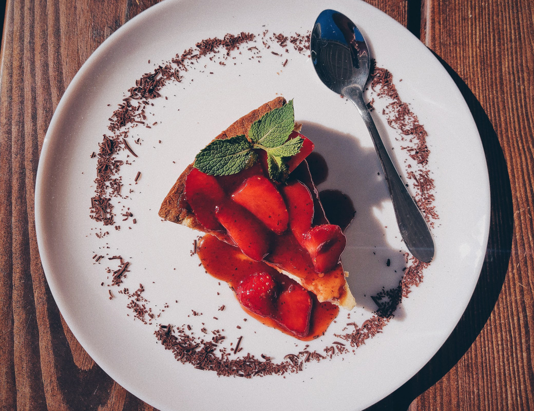 Пишна сирна запіканка з лісовими ягодами