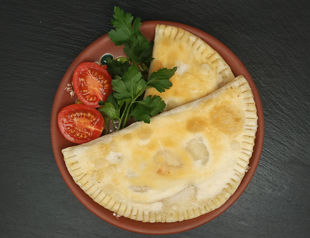 Як готувати заморожені чебуреки у фритюрі