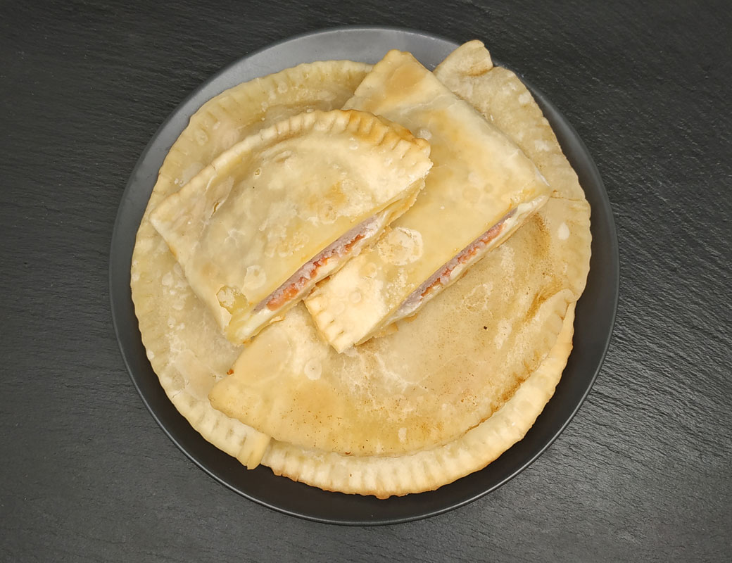 Смажте заморожені чебуреки на сковороді швидко та правильно