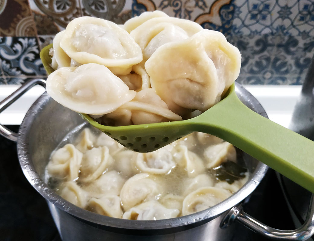 Як правильно варити заморожені пельмені?